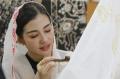 Pesona Istri Bupati Trenggalek Saat Mencanting Batik di Museum Tekstil