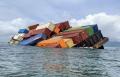 Penampakan Kapal Tongkang Bermuatan 195 Kontainer Nyaris Tenggelam di Perairan Selat Malaka