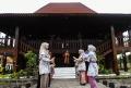 Wajah Khas Rumah Adat Bumi Sriwijaya di Festival Anjungan Sumsel