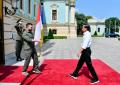 Kompak Kenakan Sneakers dan Kemeja, Begini Momen Hangat Zelensky Sambut Jokowi di Istana Maryinsky
