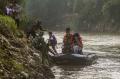 Terdampak Banjir Bandang, Tim SAR Gabungan Bantu Akses Penyeberangan Warga di Sungai Cimanuk