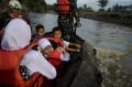 Terdampak Banjir Bandang, Tim SAR Gabungan Bantu Akses Penyeberangan Warga di Sungai Cimanuk