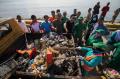 Aksi TNI Bersih-bersih Sampah di Pantai Jagu Lhokseumawe