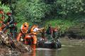 Keseruan Lomba Membersihkan Sampah Sungai Ciliwung Sambut HUT RI ke-77
