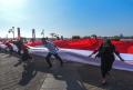 Pelajar dan Mahasiswa Bentangkan Bendera Merah Putih Berukuran Raksasa di BKB Palembang