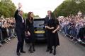 Senyum Hangat Pangeran William dan Harry Sapa Masyarakat yang Berkabung di Kastil Windsor