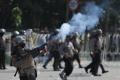 Bentrok dengan Mahasiswa, Polisi Tembakkan Gas Air Mata