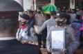Tangis Keluarga Iringi Pemakaman Polisi Korban Kerusuhan Tragedi Kanjuruhan