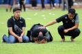 Sampaikan Belasungkawa, Pelatih Arema FC Javier Roca Bersimpuh di Stadion Kanjuruhan