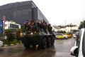Warga Palembang Serbu Kendaraan Taktis Anoa Milik TNI AD