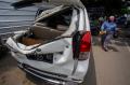 Pohon Tumbang Timpa Satu Mobil dan Empat Motor di Pasar Cibinong Bogor