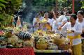 Siswa dan Guru Ikuti Persembahyangan Hari Raya Saraswati di Bali