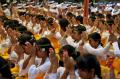 Siswa dan Guru Ikuti Persembahyangan Hari Raya Saraswati di Bali
