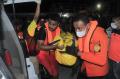Evakuasi Korban Kapal Cepat Cantika Express 77 yang Terbakar