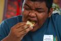 Serunya Lomba Makan Pempek Dos Antar Pelajar di Palembang