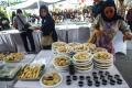Serunya Lomba Makan Pempek Dos Antar Pelajar di Palembang