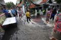 Akses Jalan Swadarma Raya Petukangan Terputus Akibat Banjir Luapan Sungai Pesangerahan