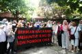 Aksi Protes Emak-emak Tolak Relokasi Sekolah SDN 1 Pondok Cina
