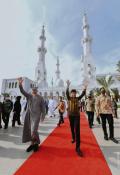 Resmikan Masjid Raya Sheikh Zayed di Solo, Jokowi dan MBZ Tanam Pohon Sala