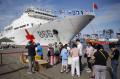 Antusiasme Warga Periksa Kesehatan Gratis di Kapal Peace Ark China
