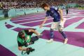 Potret Pemain Timnas Jepang Bantu Jurnalis Foto Piala Dunia yang Terjatuh di Lapangan