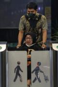 Pakai Tongkat dan Kursi Roda, Tersangka Suap Tartiniah Jalani Pemeriksaan Perdana di KPK