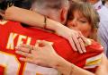 Kansas City Chiefs Juarai Super Bowl LVIII, Taylor Swift Cium Sang Kekasih di Lapangan