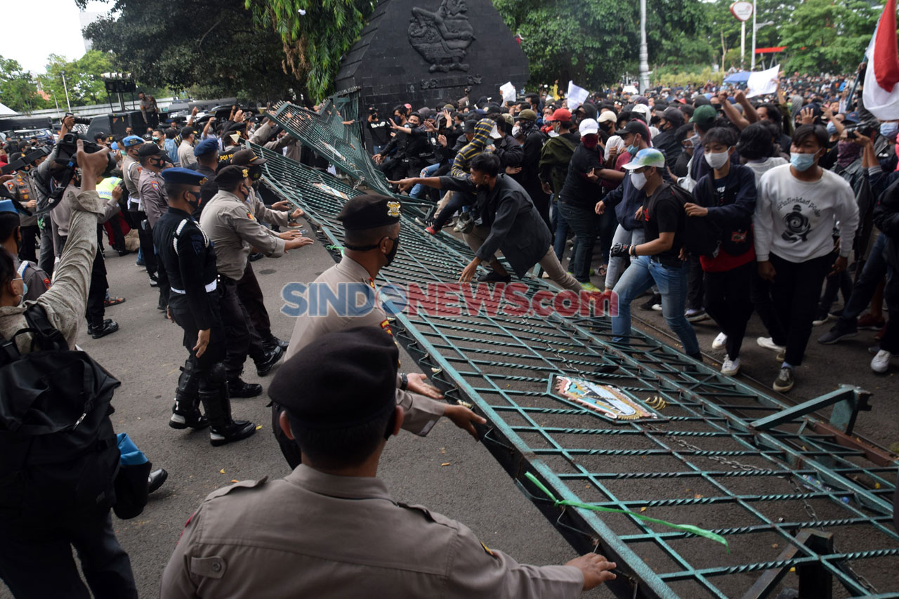 Foto Massa Demo Tolak Uu Ciptaker Robohkan Pintu Gerbang Dprd Jateng 