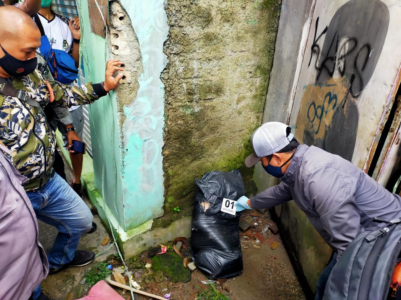 Foto Ngeri Mayat Terbungkus Kantong Sampah Gegerkan Warga Bogor