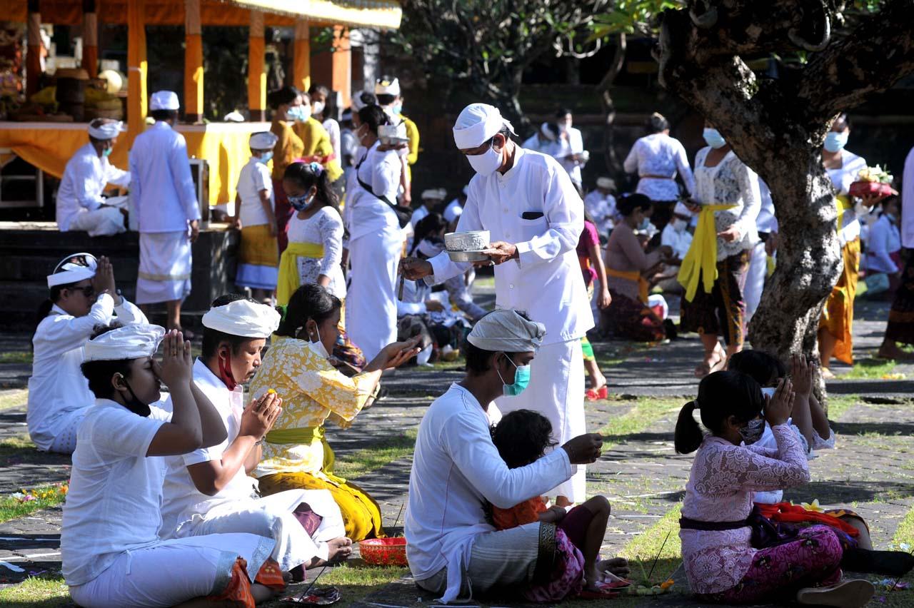 Foto Terapkan Prokes Umat Hindu Di Bali Khusyuk Rayakan Galungan 8460