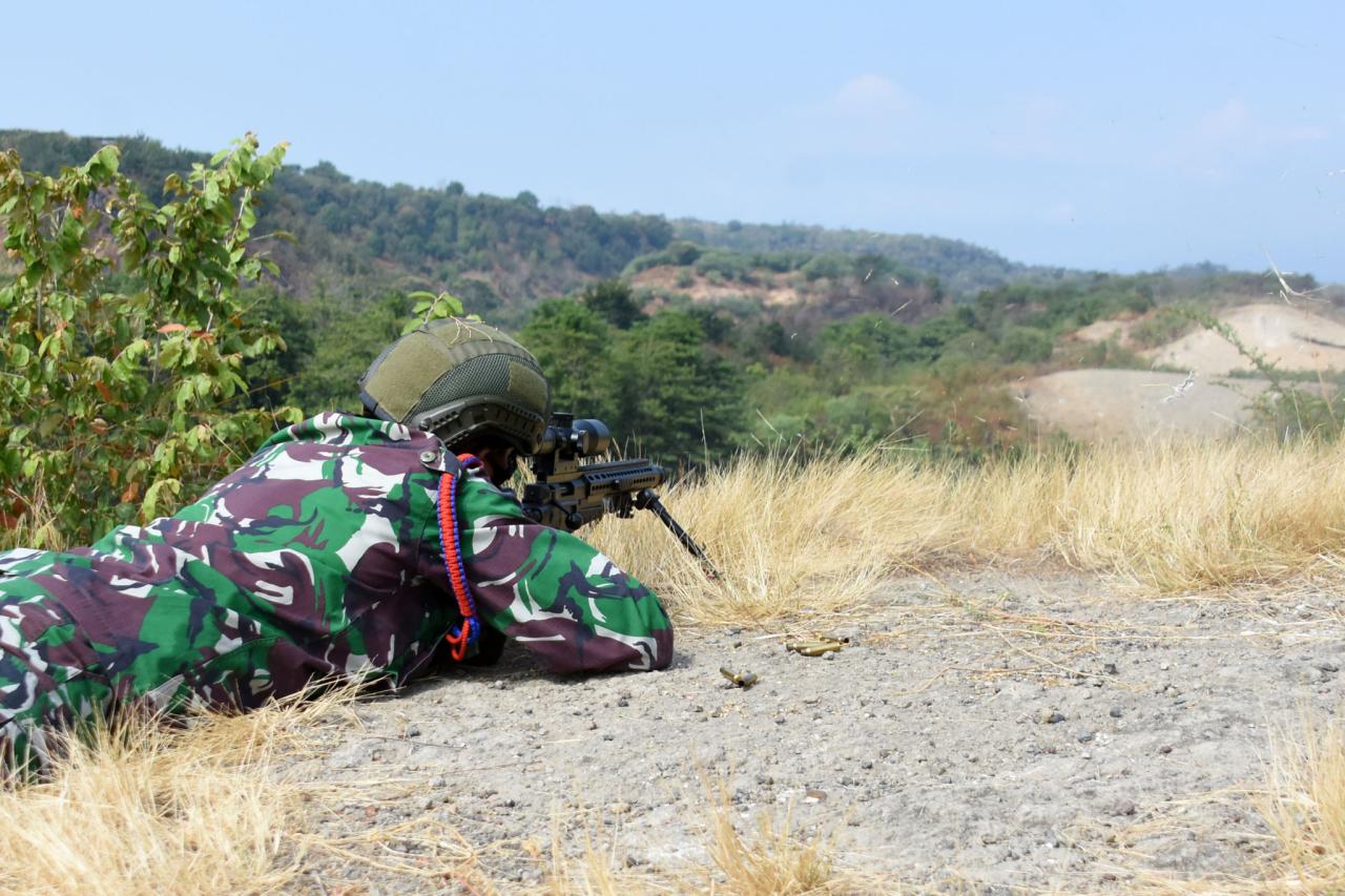 Foto Sangar Marinir Tembakkan Senjata Mesin Otomatis Gatling Gun Dan Sniper Di Hutan Baluran