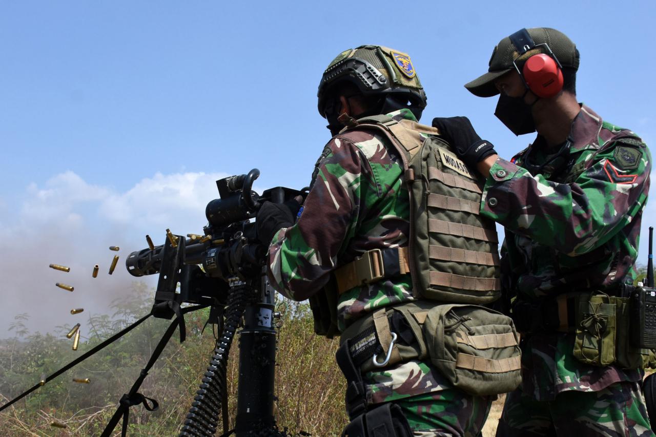 Foto Sangar Marinir Tembakkan Senjata Mesin Otomatis Gatling Gun Dan Sniper Di Hutan Baluran