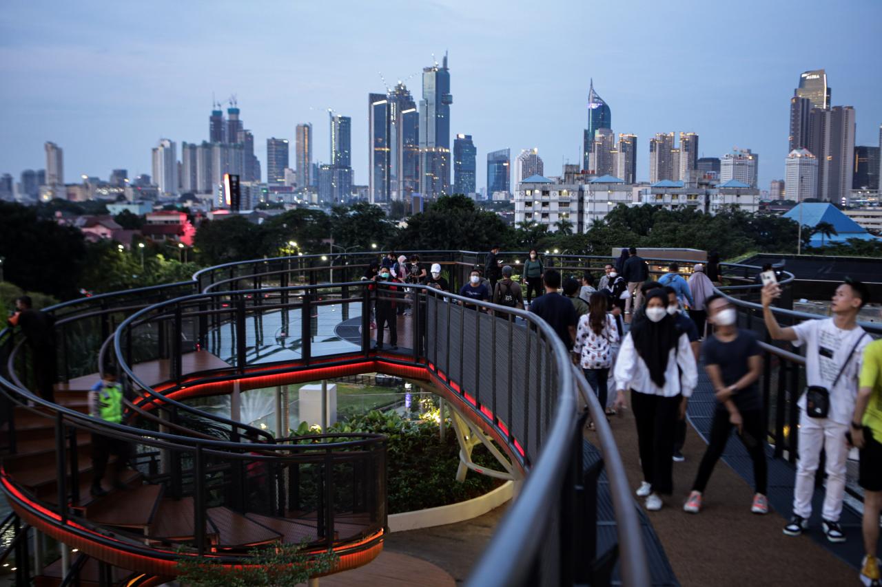 Foto Skywalk Senayan Park Sajikan Pemandangan Lanskap Kota Jakarta