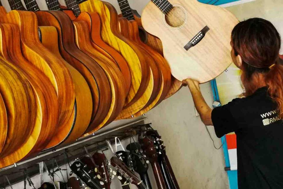 Melawan Keterbatasan, Pengamen Tanpa Empat Jari Ini Produksi Gitar untuk Musisi Papan Atas Indonesia-5