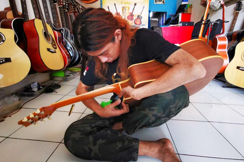 Melawan Keterbatasan, Pengamen Tanpa Empat Jari Ini Produksi Gitar untuk Musisi Papan Atas Indonesia-1