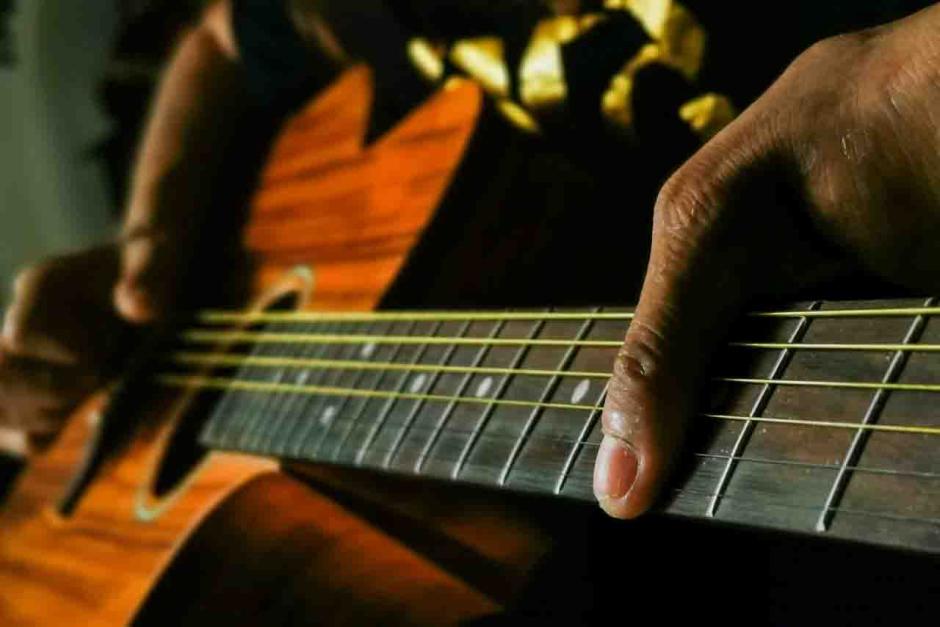 Melawan Keterbatasan, Pengamen Tanpa Empat Jari Ini Produksi Gitar untuk Musisi Papan Atas Indonesia-4