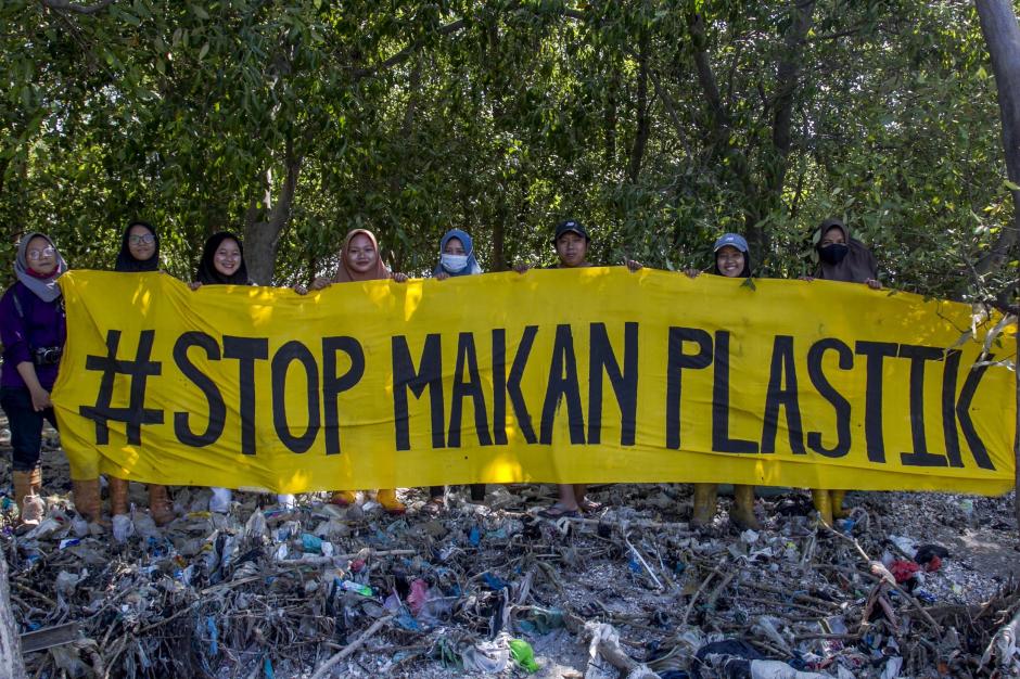 Puluhan Mahasiswa Bebaskan Mangrove dari Jeratan Sampah Plastik-5