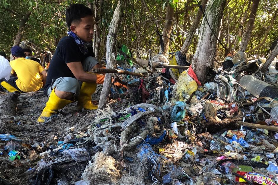 Puluhan Mahasiswa Bebaskan Mangrove dari Jeratan Sampah Plastik-0