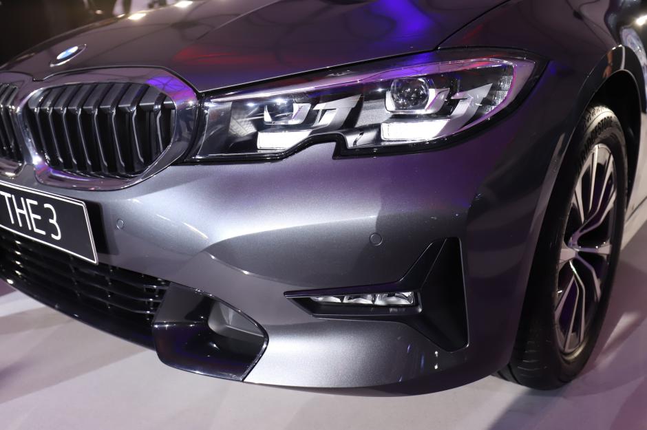 The Legend is Back! THE 3 BMW 320i Dynamic Resmi Mengaspal di Indonesia-1
