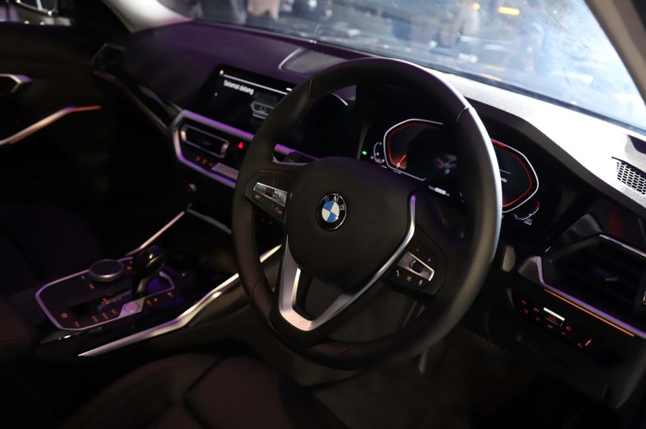 The Legend is Back! THE 3 BMW 320i Dynamic Resmi Mengaspal di Indonesia-5