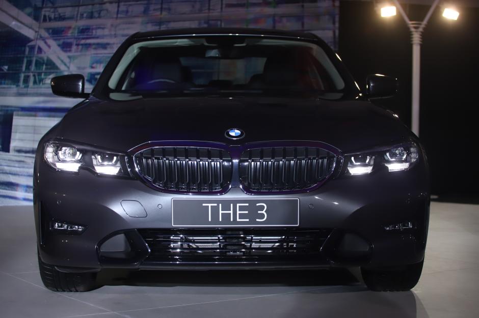 The Legend is Back! THE 3 BMW 320i Dynamic Resmi Mengaspal di Indonesia-2