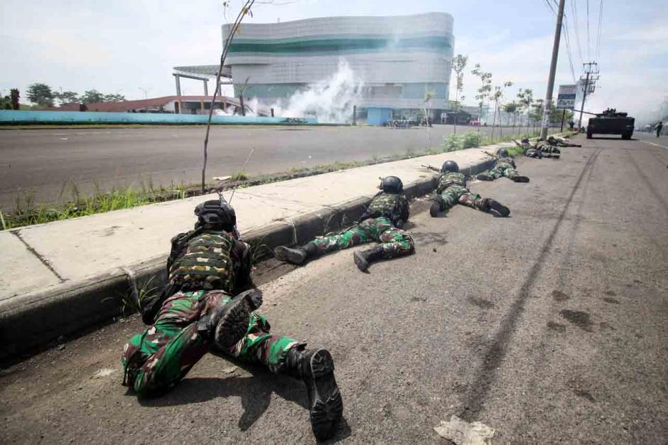 Aksi Prajurit Marinir Gelar Operasi Pertempuran Kota di Mal Pelayanan Publik-3