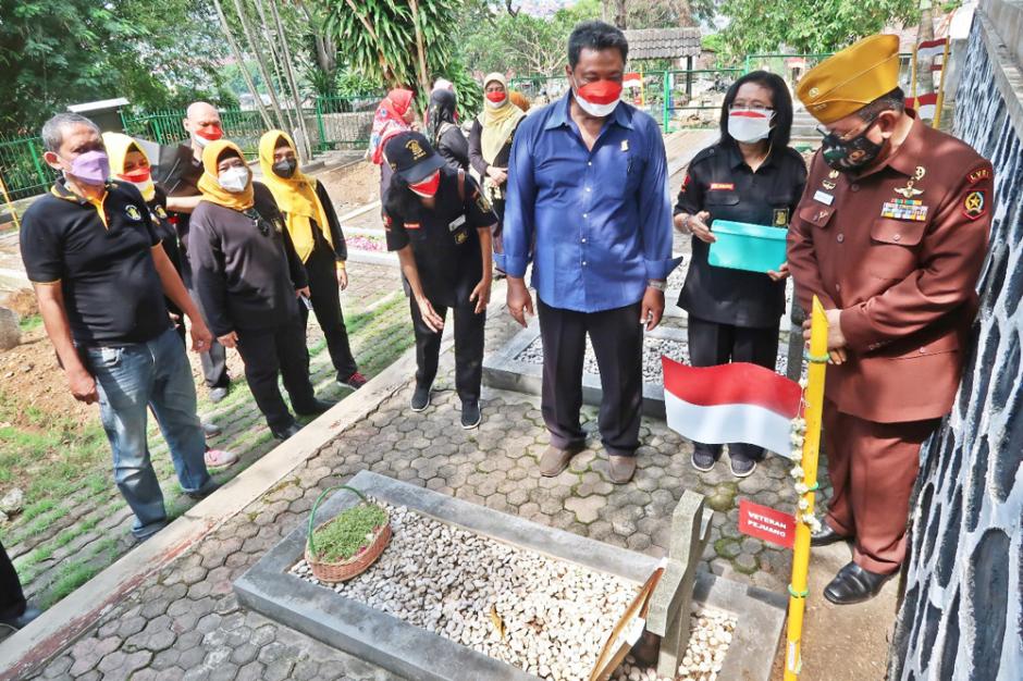 LVRI Pasang Bambu Runcing di Makam Keluarga Besar Brigade XVII Tentara Pelajar-0