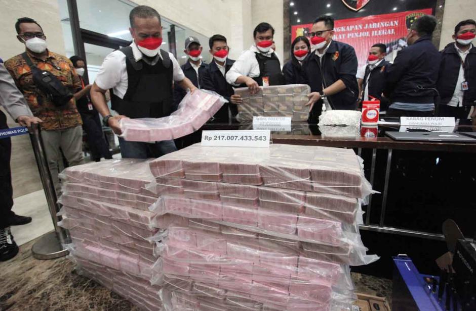 Penampakan Tumpukan Uang Senilai Rp217 Miliar yang Berhasil Disita Bareskrim dari Kasus Pinjol Ilegal-1