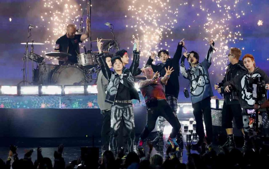 Tampil Satu Panggung, BTS dan Coldplay Goncang American Music Awards 2021-6