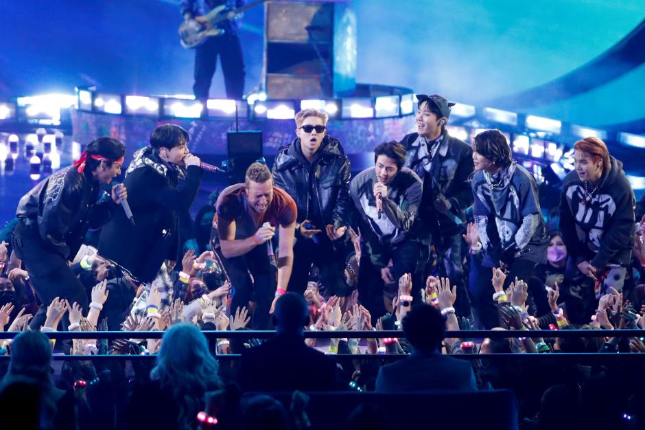 Tampil Satu Panggung, BTS dan Coldplay Goncang American Music Awards 2021-4