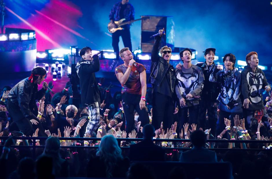 Tampil Satu Panggung, BTS dan Coldplay Goncang American Music Awards 2021-5