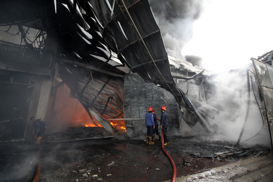 Kebakaran Hebat Hanguskan Pabrik Palet Plastik di Sidoarjo-0