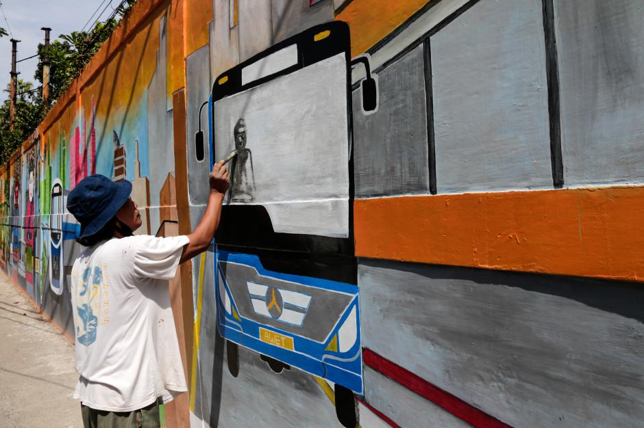 Warna-warni Hiasan Mural Bertemakan Kota Jakarta di Tanah Kusir-0