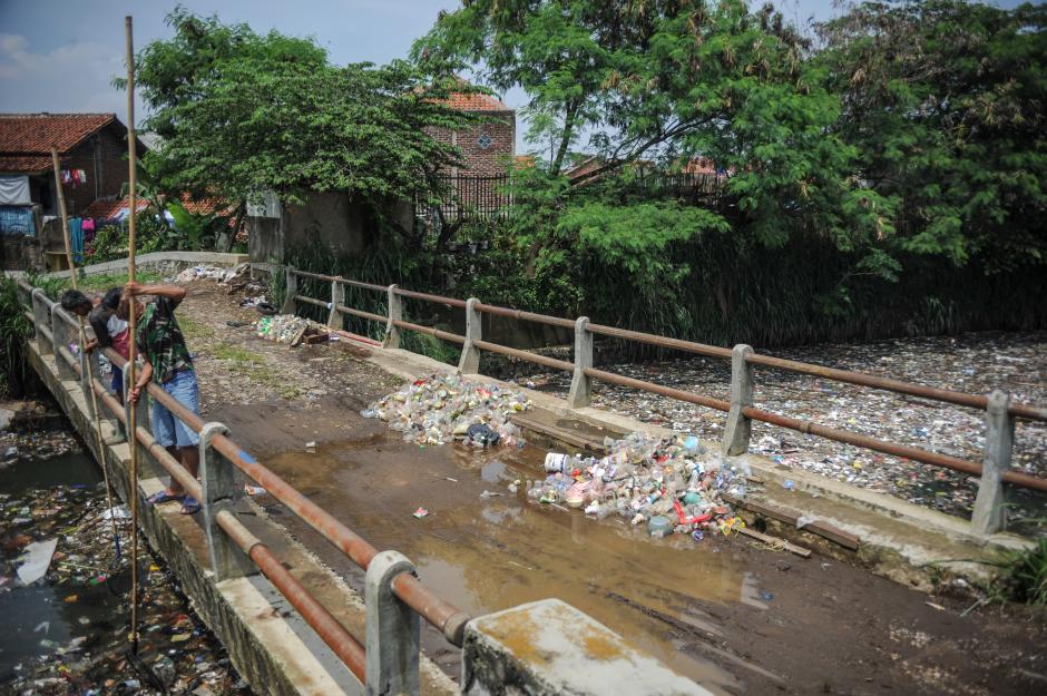 Sampah Plastik Penuhi Sungai Bojong Citepus Dayeuhkolot-0
